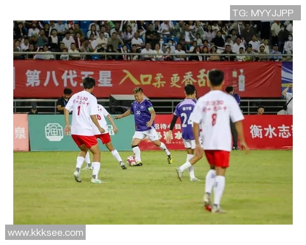五位足球明星的经典制服造型展示与风格解析