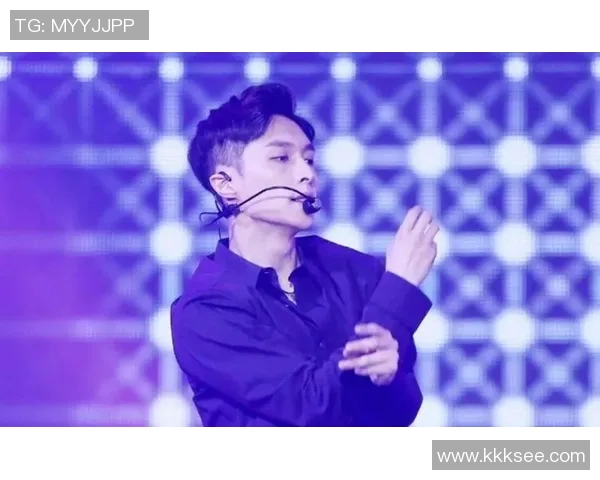 暗色头像下的足球明星男孩展现青春活力与梦想追逐的故事